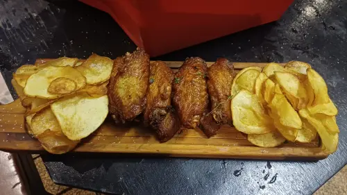 Tulipas de asa de frango assada com batatas fritas