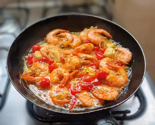 Camarão fritando com pimenta