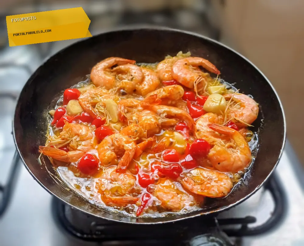 Camarão fritando com pimenta