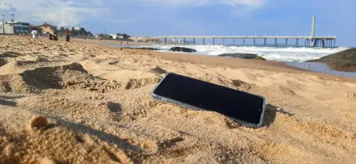 Celular na areia da praia