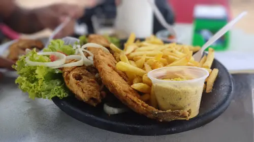 Peixes Fritos com salada