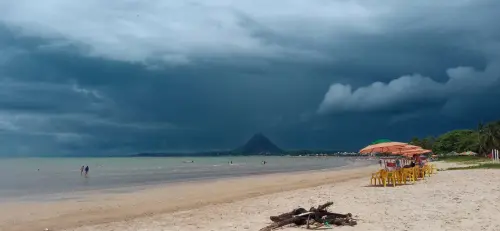 Praia com o céu nublado com nuvens carregadas