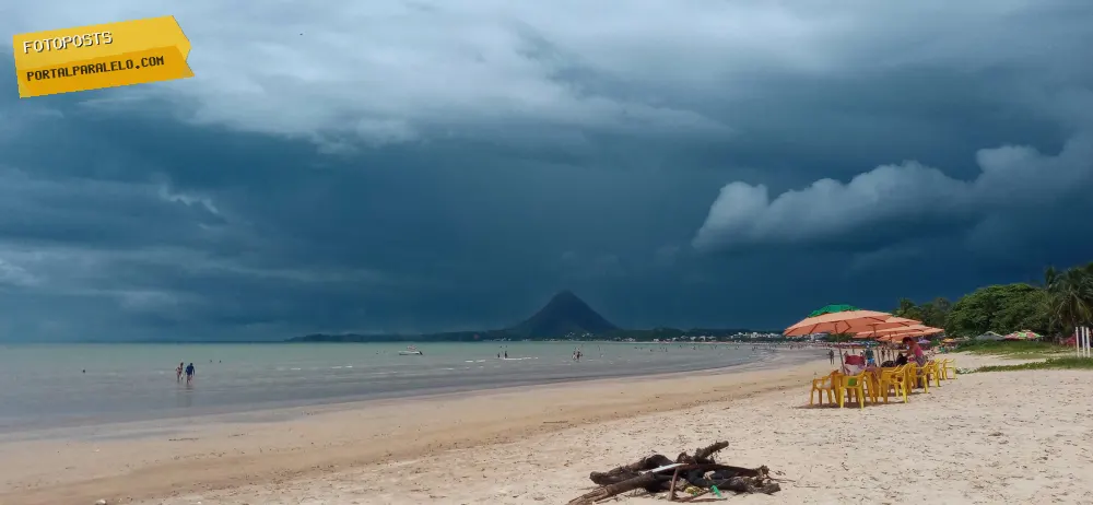 Praia com o céu nublado com nuvens carregadas