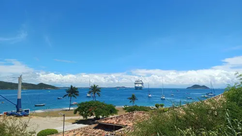 Navio a beira mar