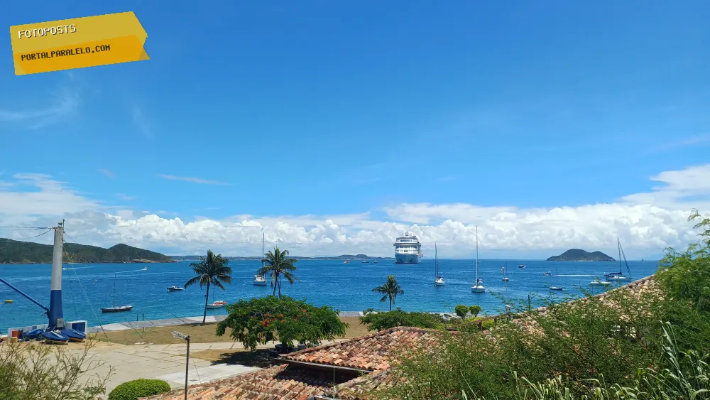 Navio a beira mar