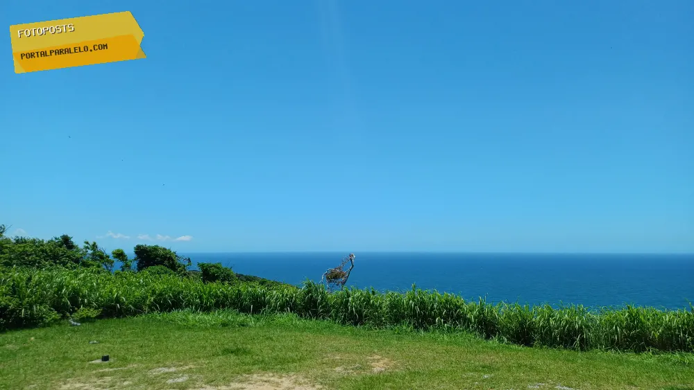 O verde da natureza, o mar e o céu azul