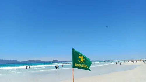 Praia com bandeira de aviso