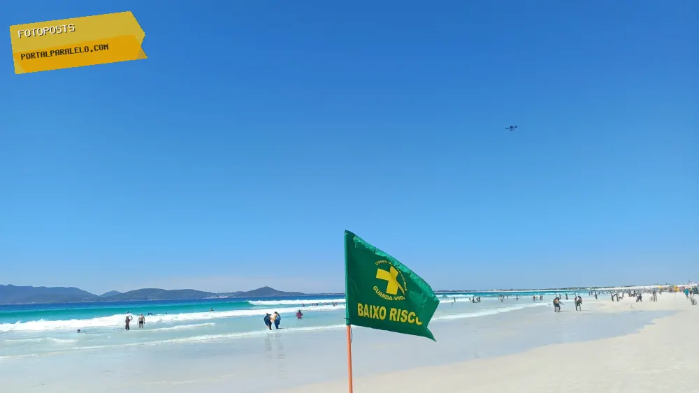 Praia com bandeira de aviso