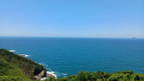 Mar com ilhas ao fundo