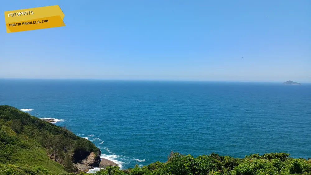 Mar com ilhas ao fundo