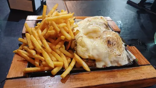 Cupim com queijo e batatas fritas