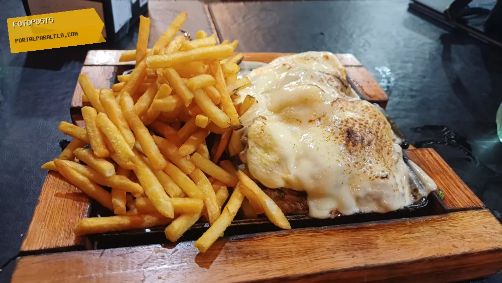 Cupim com queijo e batatas fritas