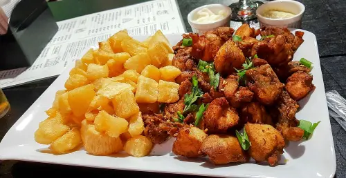 Frango a passarinho com aipim frito