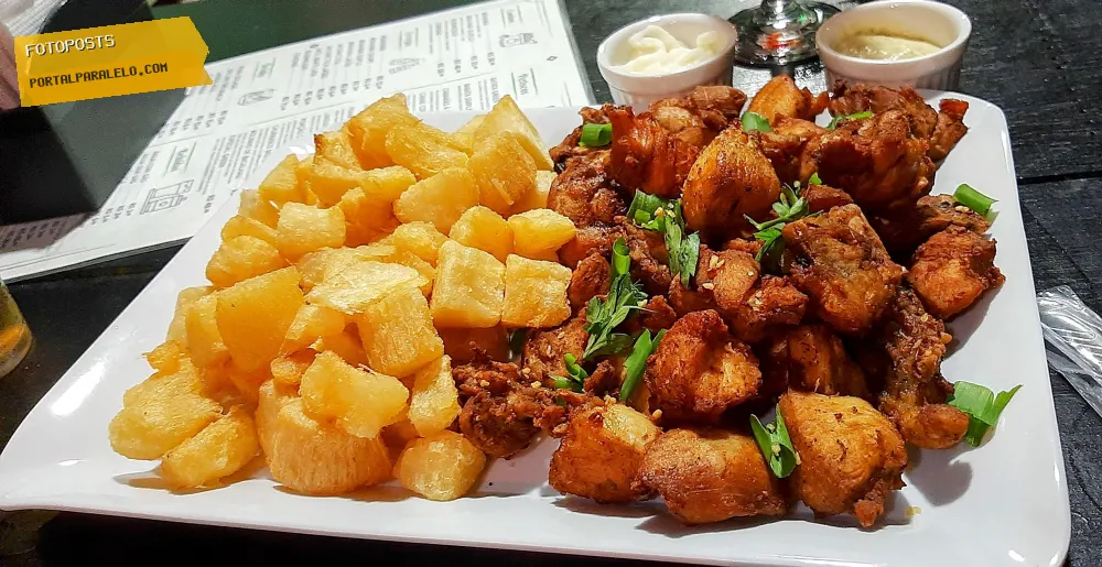 Frango a passarinho com aipim frito
