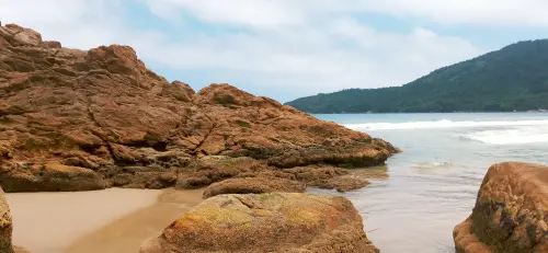 Pedras na praia do cachadaço