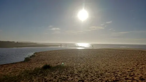 Lagoa desaguando na praia ao amanhecer