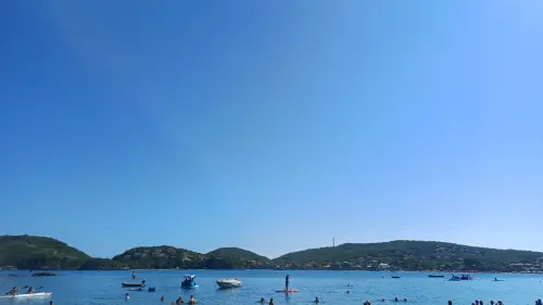 Praia com banhistas