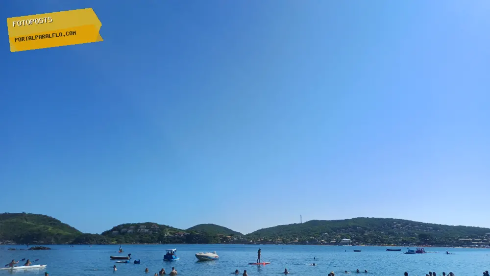 Praia com banhistas