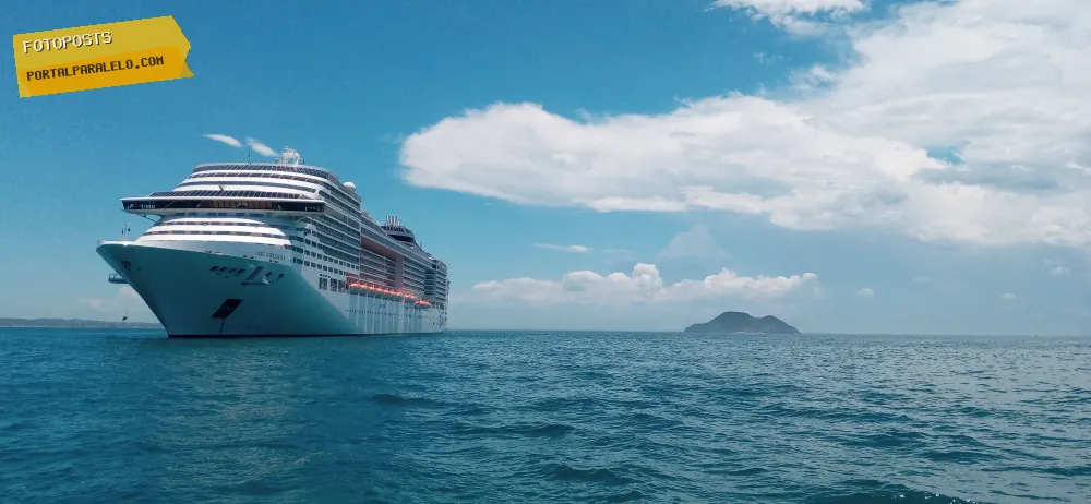 Navio no mar de Búzios